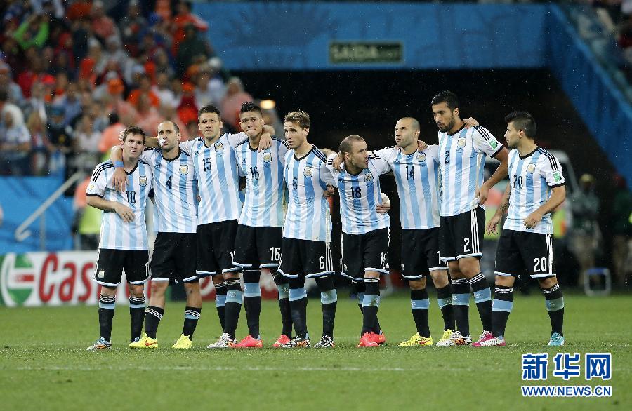 荷兰阿根廷场上冲突_荷兰vs阿根廷比分_2011年阿根廷美洲杯揭幕战上领唱阿根廷国歌