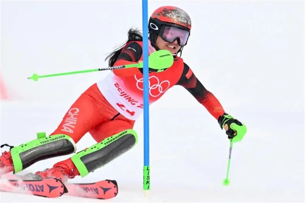 北京冬奥会高山滑雪女子全能滑降选手顺利完赛(组图)