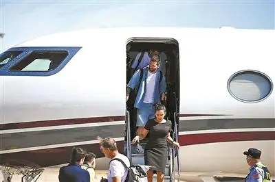 梅西与队友乘飞机抵达北京开启中国行