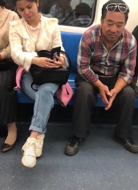 广州地铁大叔被疑偷拍自证清白后仍遭女子曝光