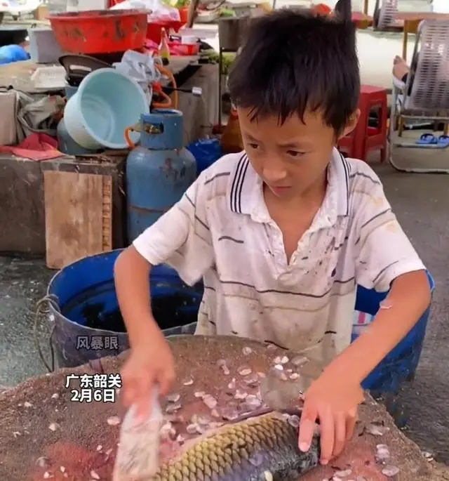 女孩街头卖拥抱救患病男友_11岁男孩街头卖鱼_卖洋芋卖耗儿鱼视频