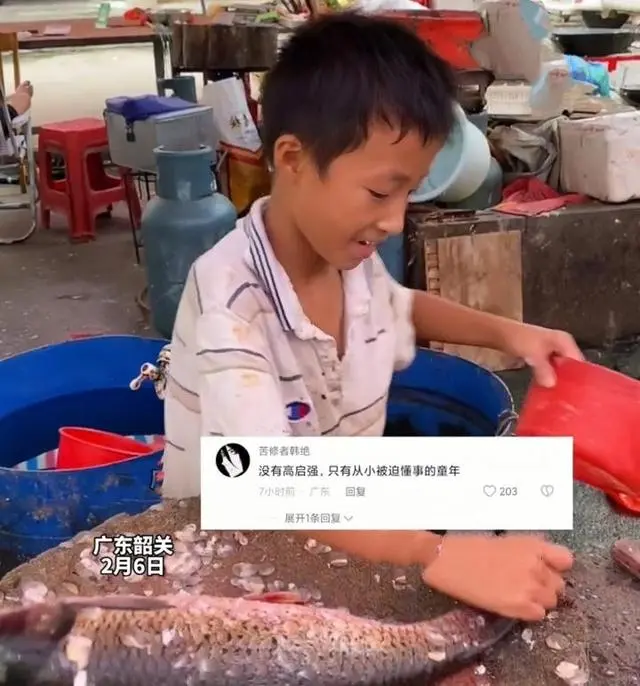 女孩街头卖拥抱救患病男友_卖洋芋卖耗儿鱼视频_11岁男孩街头卖鱼
