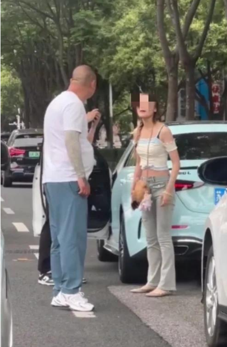 南京街头打斗女子靠车捂嘴哭泣被刑拘