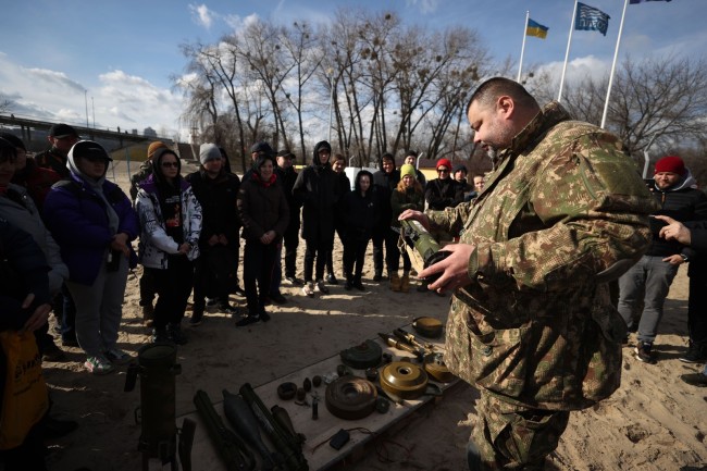 俄媒称乌军开始使用集束弹药引争议