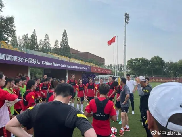 央视名嘴白岩松：中国女足为什么比男足更出成绩？